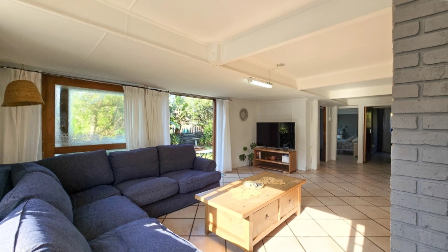 6 Bedroom Property for Sale in Cove Rock Eastern Cape
